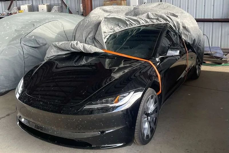 Гигантский стеклоочиститель Tesla Cybertruck впервые замечен в работе, а ещё на фото показалась обновлённая Model 3