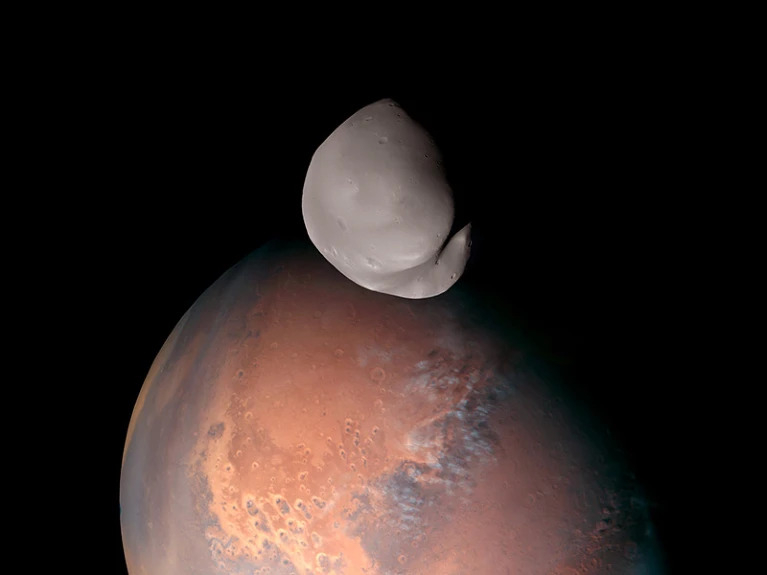 Космический зонд ОАЭ получил снимки обратной стороны Деймоса — спутника Марса странной формы