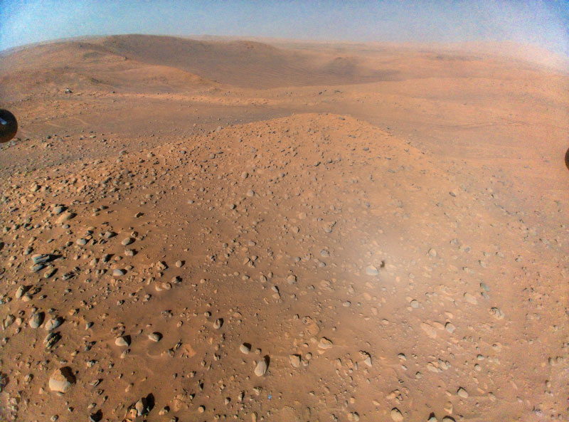  Пейзаж Марса с высоты. Марсоход виден в верхнем левом углу (нажмите на изображение, чтобы увеличить). Источник изображения: NASA/JPL-Caltech 