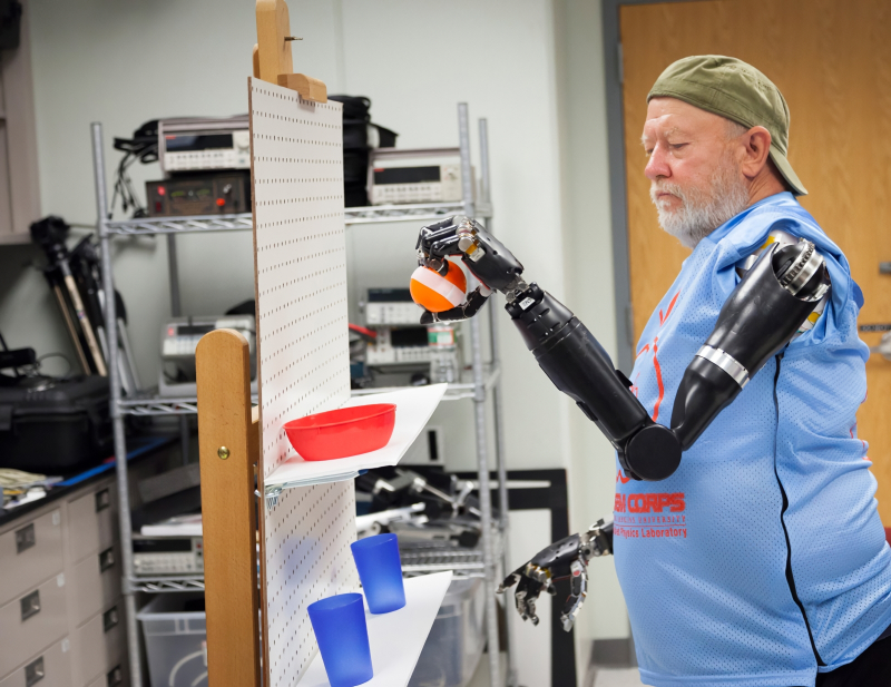  Благодаря модульному бионическому протезу к людям, лишившимся рук даже вплоть до плечевого сустава, возвращается способность взаимодействовать с предметами (источник: Johns Hopkins University) 