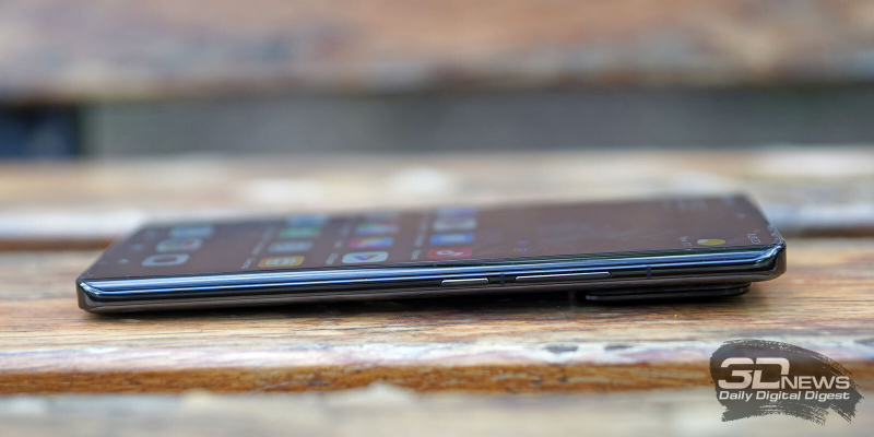  Xiaomi 13 Pro, правая грань: клавиша питания и клавиша регулировки громкости/спуска затвора камеры 