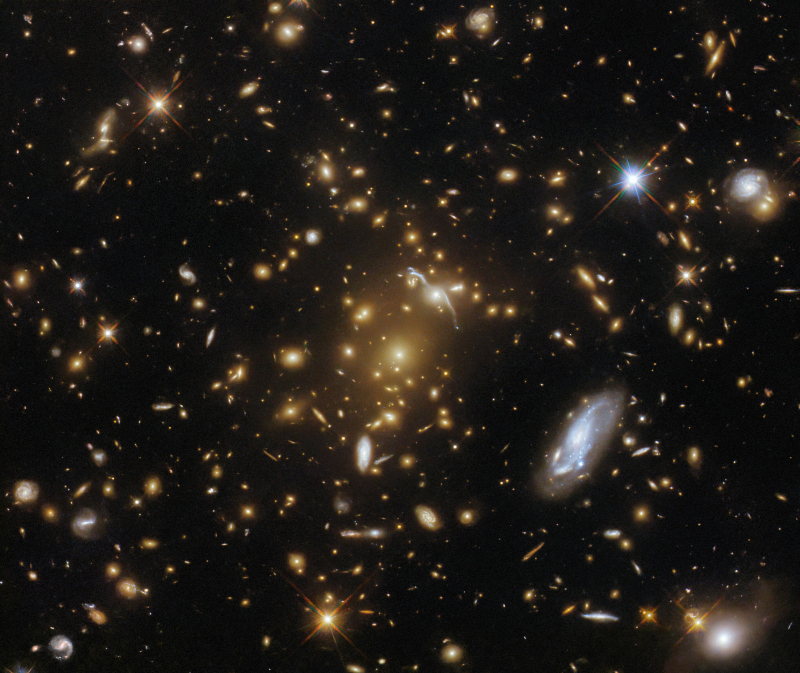«Хаббл» запечатлел гигантское скопление галактик с ярко выраженным эффектом гравитационного линзирования