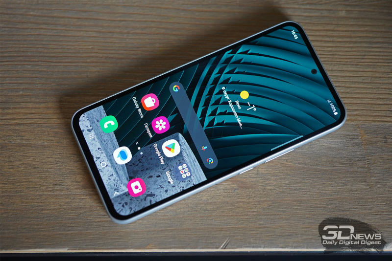  Samsung Galaxy A54, лицевая панель: в верхней части экрана — фронтальная камера в отверстии и разговорный динамик 