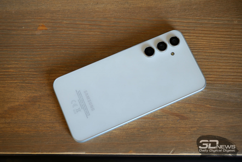  Samsung Galaxy A54, задняя панель: в углу — тыльные камеры с одинарной вспышкой 