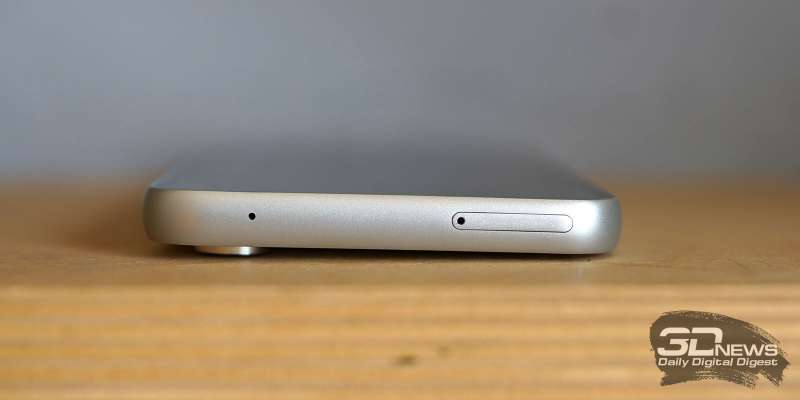  Samsung Galaxy A54, верхняя грань: микрофон и слот для карточек 