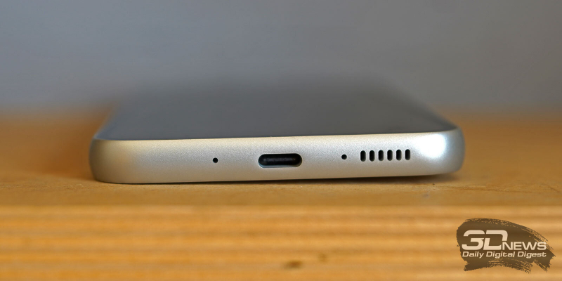  Samsung Galaxy A54, нижняя грань: два микрофона, порт USB Type-C и динамик 