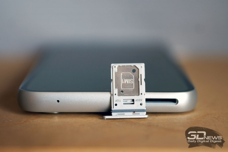  Слот для двух карточек nano-SIM и/или одной карточки microSD 