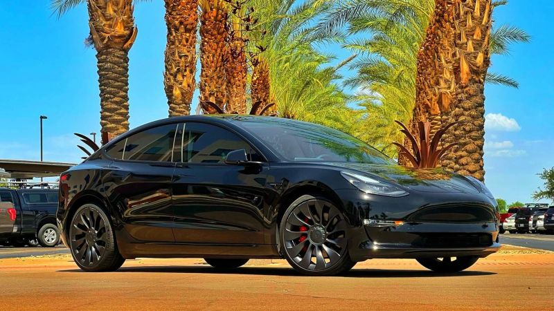 Tesla начала предлагать машины из наличия по более низким ценам, чем под заказ