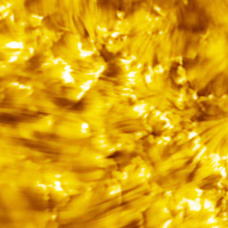 Спикулы или нити плазмы в хромосфере Солнца, которые визуализируеют магнитные поля звезды 