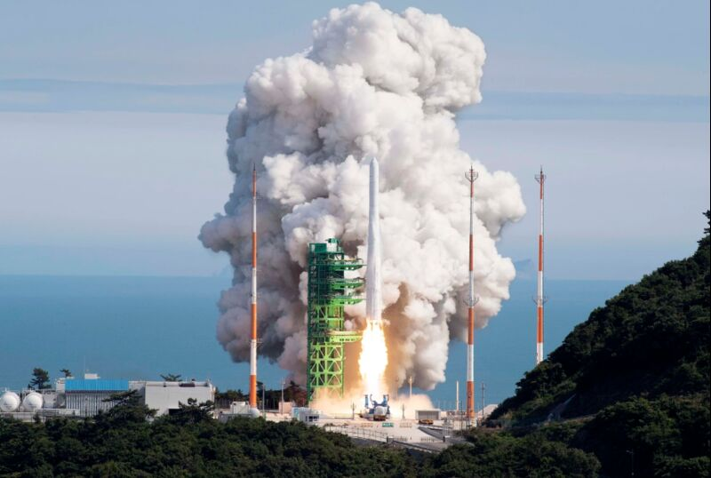 Первая суверенная южнокорейская ракета впервые вывела спутники в космос