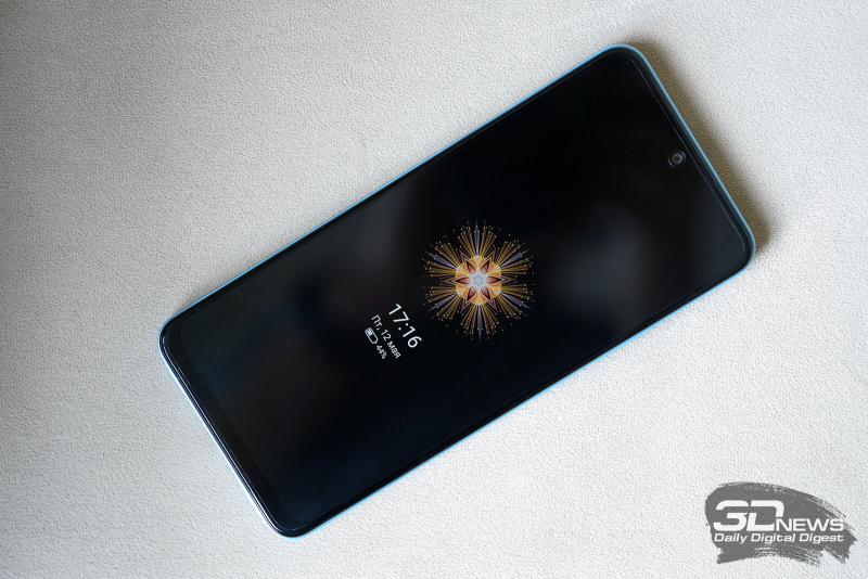  Xiaomi Redmi Note 12, лицевая панель: фронтальная камера в отверстии в верхней части, под верхней кромкой — разговорный динамик 