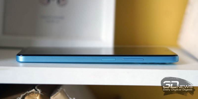  Xiaomi Redmi Note 12, правая грань: клавиша питания со встроенным в нее сканером отпечатков и клавиша регулировки громкости 