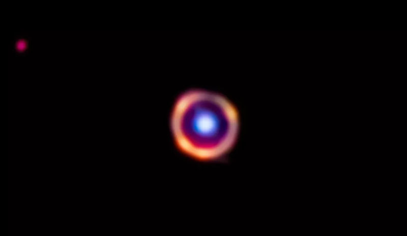  Синий объект — это галактическое скопление, оранжевый — далёкая галактика сквозь гравитационную линзу.Источник изображения:  J. Spilker / S. Doyle, NASA, ESA, CSA 