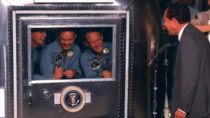  Президент Никсон приветствует вернувшихся с Луны астронавтов. Источник изображения: NASA 