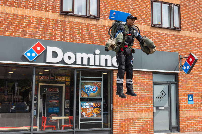 Domino's первой в мире доставила пиццу курьером с реактивным ранцем
