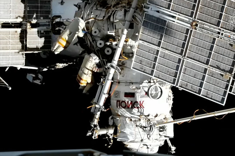  Российские космонавты Сергей Прокопьев и Дмитрий Петелин за пределами модуля «Поиск» / Источник изображений: NASA TV 