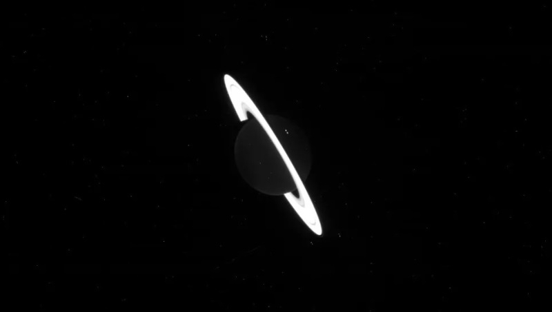 Сатурн и его кольца предстали в необычном виде на необработанных фото от «Джеймса Уэбба»