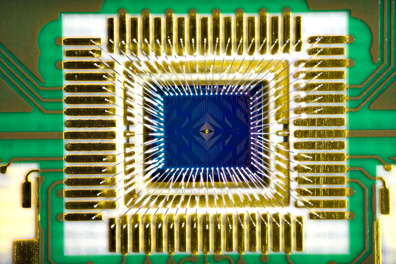  Процессор Tunnel Falls, снабжённый необходимой обвязкой для установки в квантовый вычислитель (источник: Intel) 