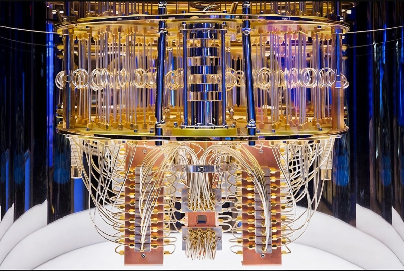  Собственно квантовый процессор Eagle — небольшой серый квадратик на терракотовой подложке в середине нижней части этого снимка; всё остальное — необходимые для обеспечения его работы элементы конструкции вычислителя (источник: IBM) 