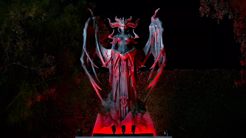 Та самая статуя Лилит, установленная на территории штаб-квартиры Blizzard 