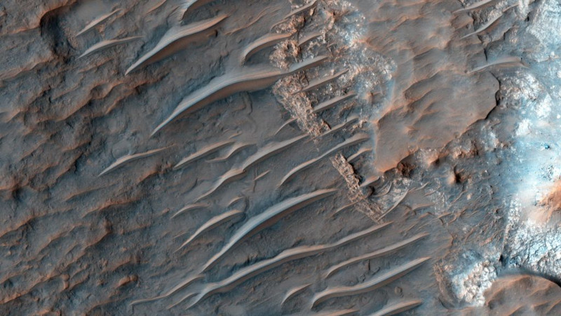  Пример поперечных эоловых гребней (TAR) в дюнном поле на Марсе, в данном случае вблизи плато Большой Сирт (Syrtis Major), полученном космическим аппаратом NASA Mars Reconnaissance Orbiter. Источник изображения: NASA/JPL–Caltech/University of Arizona 