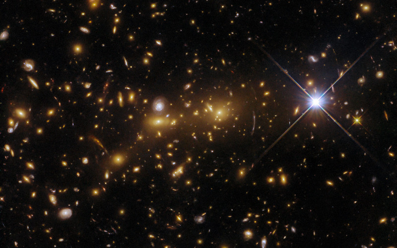  Источник изображений: ESA/Hubble & NASA, H. Ebeling 