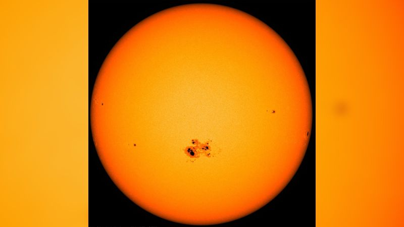  Гигантское солнечное пятно размером почти 128748 км в поперечнике появилось на Солнце 23 октября 2014 года. Источник изображения: NASA / SDO 