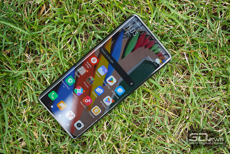  Xiaomi 13 Ultra, лицевая панель: изогнутый по краям экран, фронтальная камера в индивидуальном отверстии, над ней — прорезь разговорного динамика 