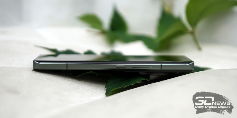  Xiaomi 13 Ultra, правая грань: клавиша питания и клавиша регулировки громкости/спуска затвора камеры 
