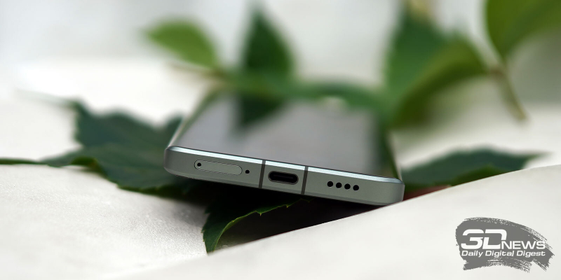  Xiaomi 13 Ultra, нижняя грань: слот для SIM-карт, порт USB Type-C, микрофон и динамик 
