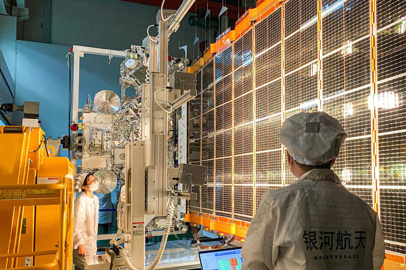 Китай начал испытывать в космосе сверхтонкие солнечные панели — они в 20 раз тоньше обычных