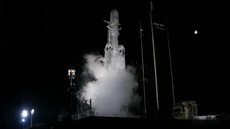 Сверхтяжёлая ракета SpaceX Falcon Heavy вывела в космос спутник связи размером с микроавтобус и весом 9,2 тонны