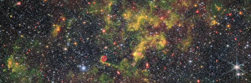  NGC 6822 — комбинированное изображение с MIRI и NIRCam. 