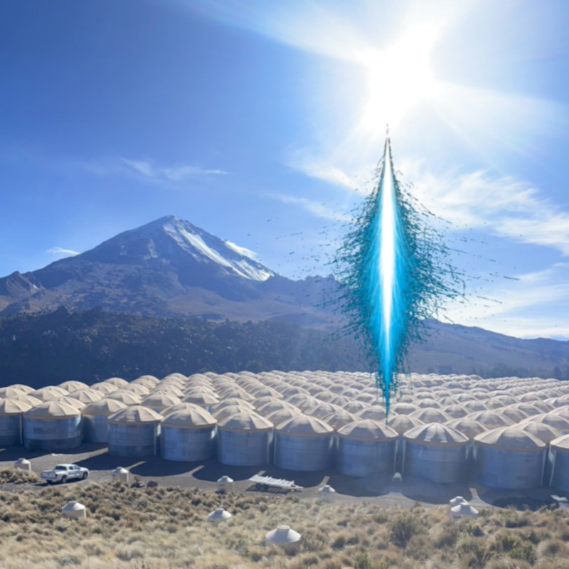  На изображении показана обсерватория HAWC, наблюдающая за частицами, траектории которых изображены голубыми линиями, порождёнными высокоэнергетическим гамма-излучением с Солнца. 
