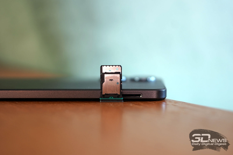  Слот для двух карточек nano-SIM и одной карточки microSD 