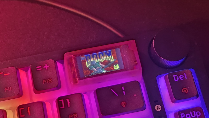 Doom запустили на клавише Backspace с крошечным экраном и Raspberry Pi 2040 внутри