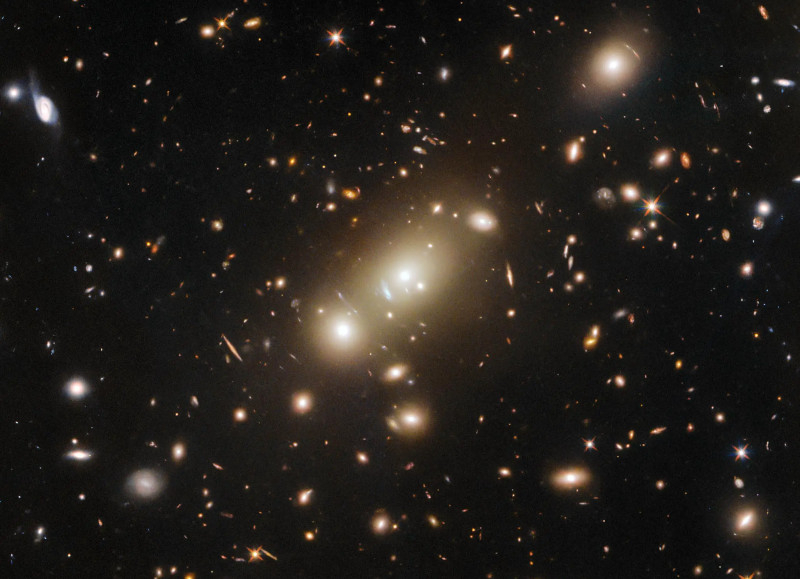  Источник изображения: H. Ebeling / ESA, Hubble, NASA 