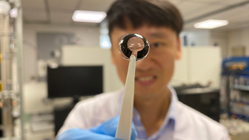 Создан аккумулятор толщиной с роговицу глаза для умных контактных линз — он питается от солевого раствора