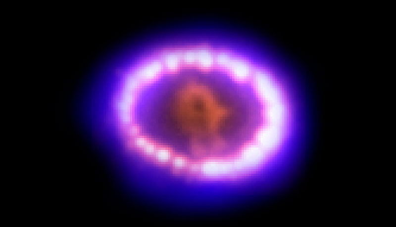  Предыдущие изображения этой же сверхнвой, которые совмещают данные от телескопов «Чандры» и «Хаббла». 
