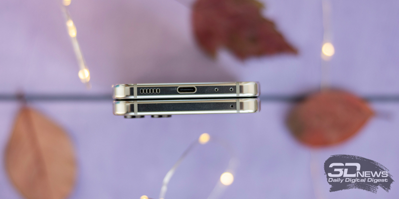  Верхняя и нижняя грани Samsung Galaxy Z Flip5 в сложенном состоянии: микрофоны, порт USB Type-C, динамик 