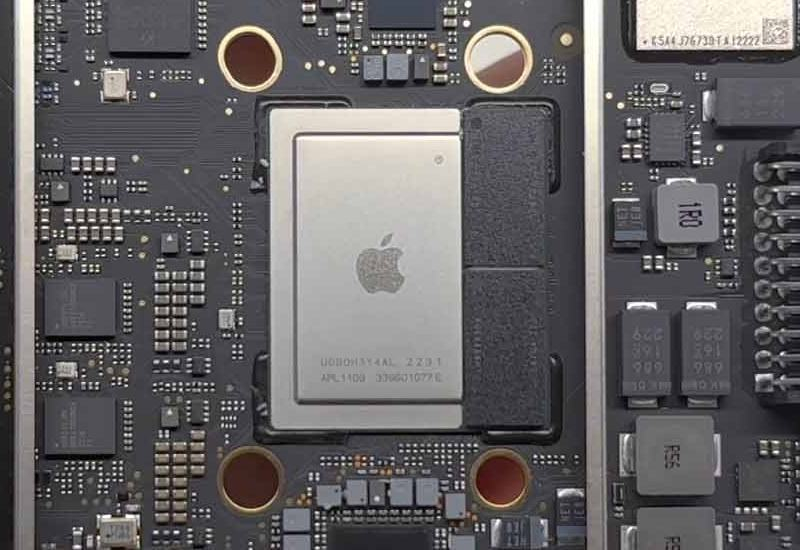  Apple M2 с парой интегрированных чипов оперативной памяти. Источник изображения: Brandon Geekabit (YouTube) 