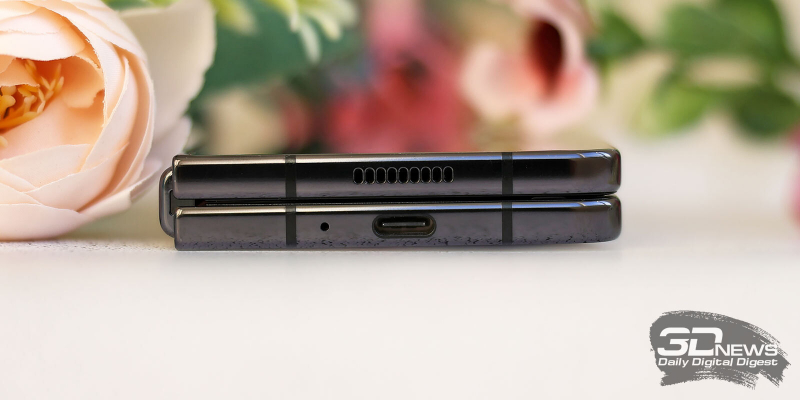  Samsung Galaxy Z Fold5, нижние грани: второй динамик, микрофон и порт USB Type-C 