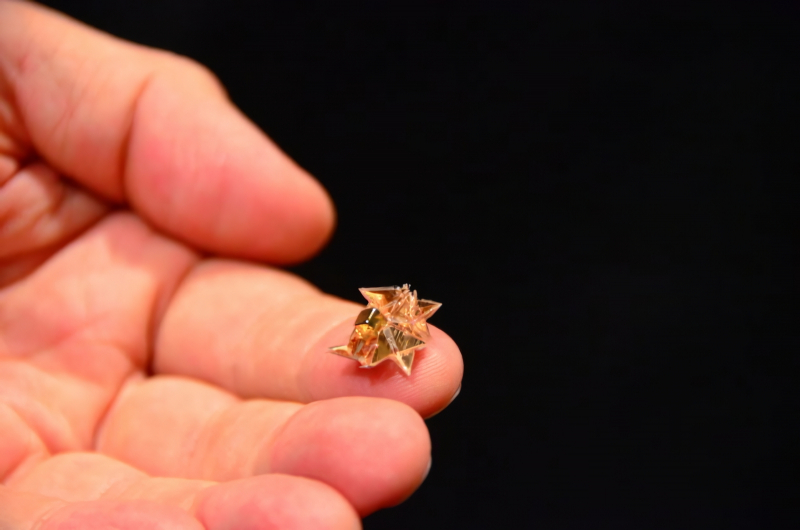  Оригами-робот из Массачусетского технологического миниатюрен — но не настолько, чтобы приносить реальную пользу (источник: MIT) 