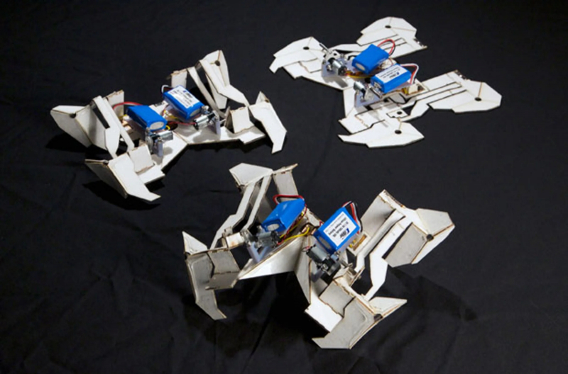  Миниатюрный оригами-робот с моторами, не нуждающийся во внешнем магнитном поле для перемещения, — пример устройства, эволюционирующего к программируемой материи по пути top-down (источник: Wyss Institute) 
