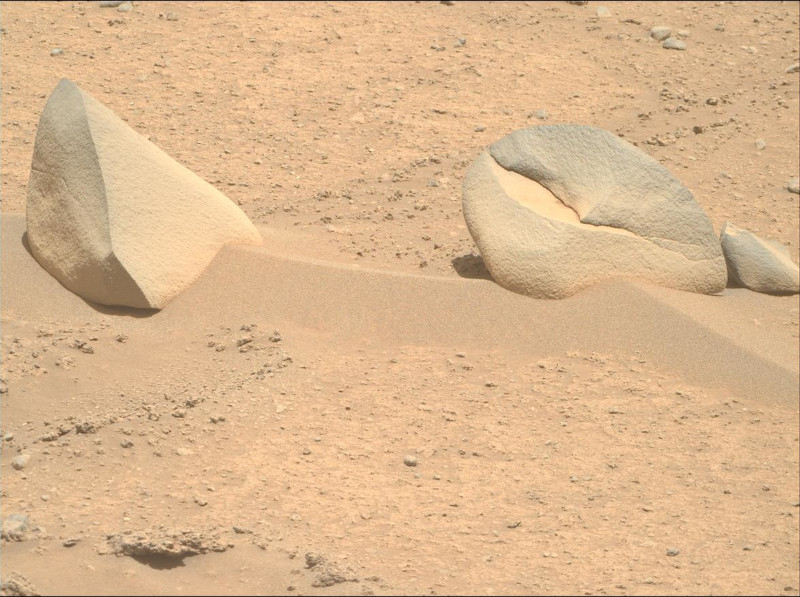  Два камня, похожих на плавник акулы и клешню краба, найденные марсоходом Perseverance 18 августа 