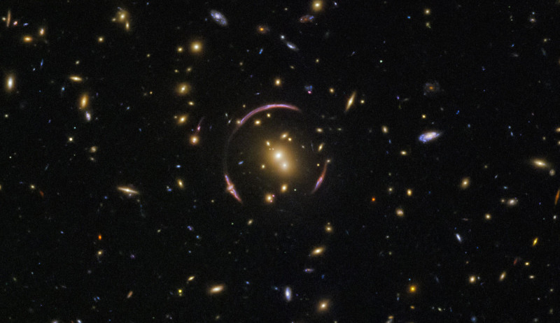 Изображение скопления галактик SDSSJ0146-0929, достаточно массивного для того, чтобы сильно исказить окружающее его пространство. Масса видимых звезд и газа в каждой из галактик — это их масса. Однако существует также скрытое количество тёмной материи, которая увеличивает массу этого скопления (источник изображения: Judy Schmidt / ESA / Hubble /NASA) 