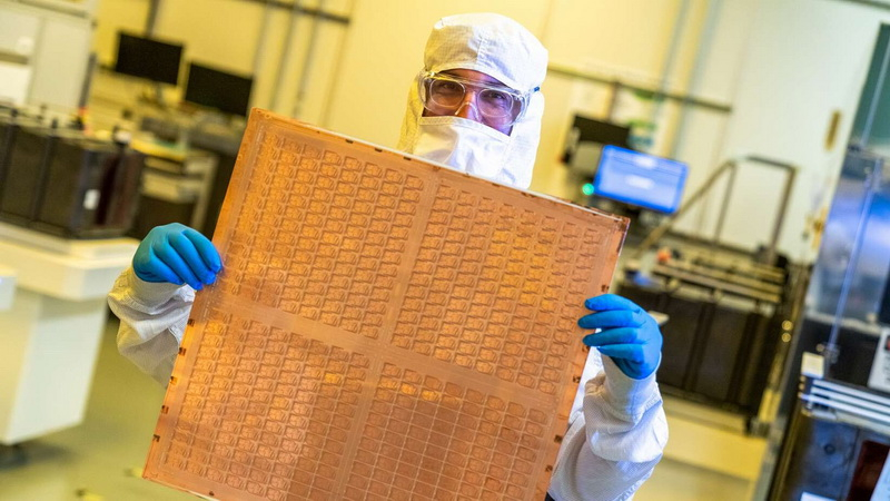 Intel разработала стеклянные подложки, которые позволят создать чипы с 1 трлн транзисторов и продлят закон Мура
