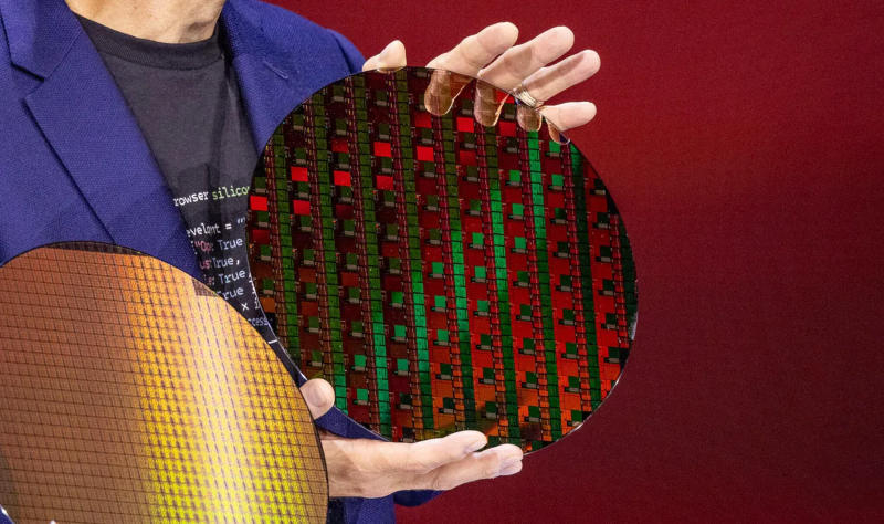 Кремниевая пластина, произведённая на основе технологии Intel 18A