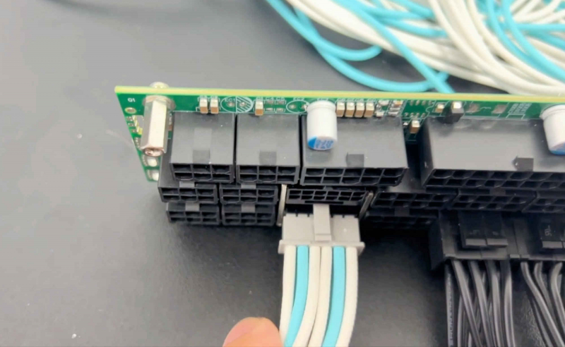  Тест кабеля с неполностью вставленным коннектором 12V-2×6. Источник изображения: YouTube / HardwareBusters 