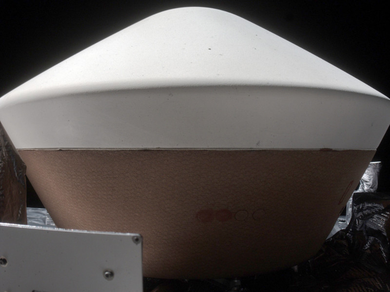  Изображение капсулы с образцами грунта, прикреплённой к палубе космического аппарата OSIRIS-REx, было сделано менее чем за 24 часа до её спуска на Землю (источник изображения: NASA / Goddard / University of Arizona / Lockheed Martin) 